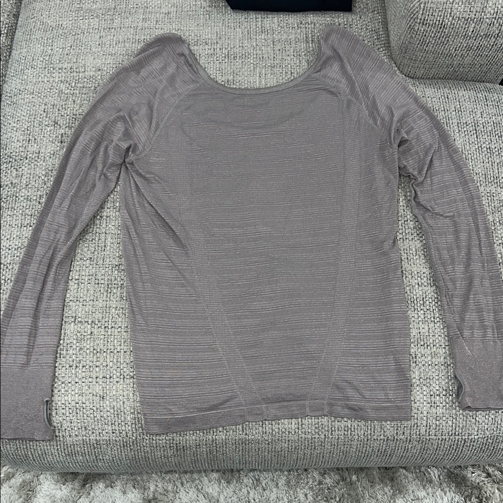 Athleta Shimmer Long Sleeve Scoop Back Shirt Thumb Holes Size XL Champagne Tan